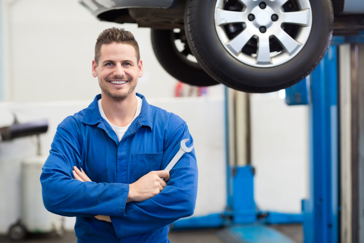 bringing-your-vehicle-to-an-auto-mechanic-paradiso-insurance